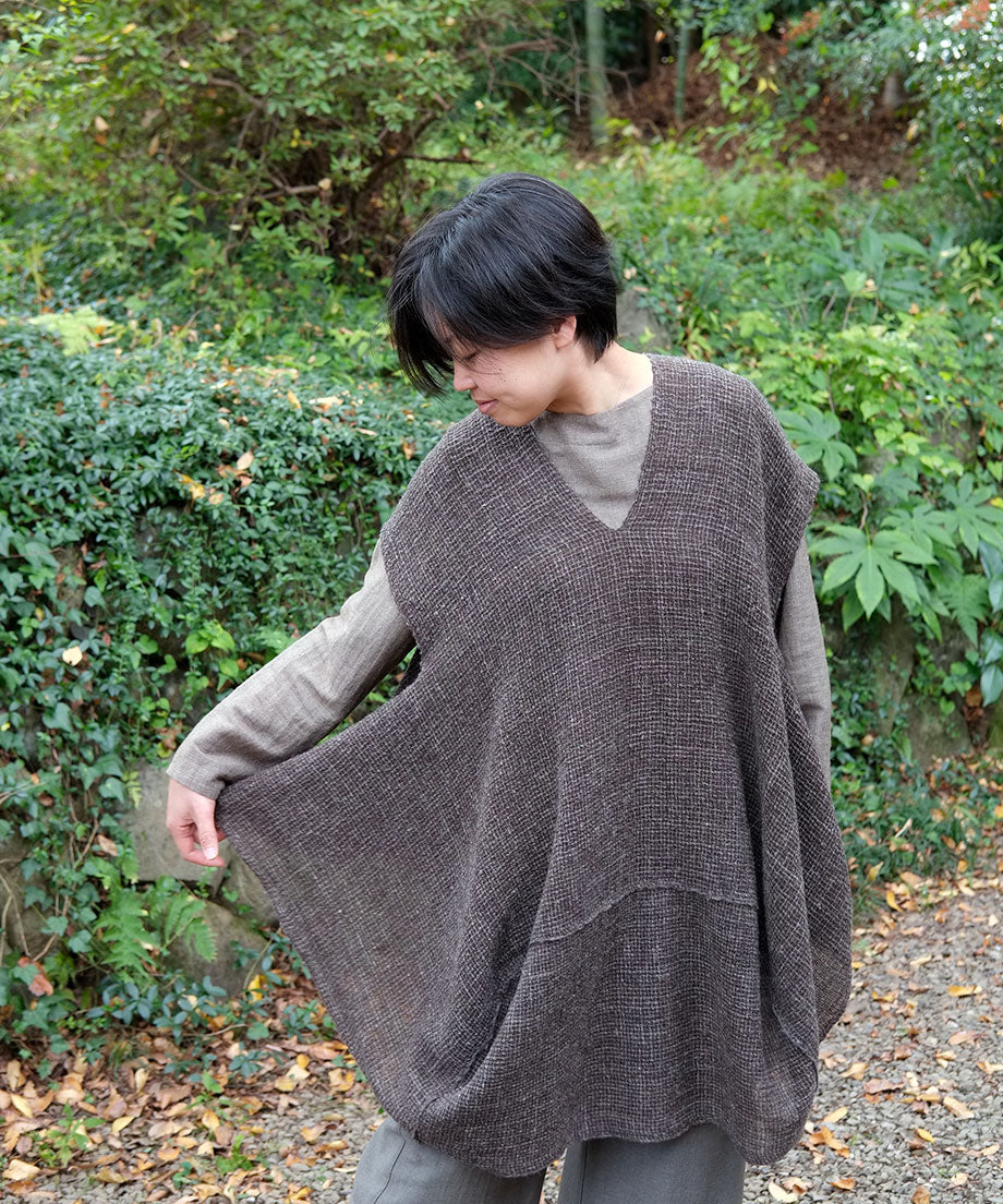 Fukufuku series | Three-holes cape, Himalayan wool, Charcoal, 5213C