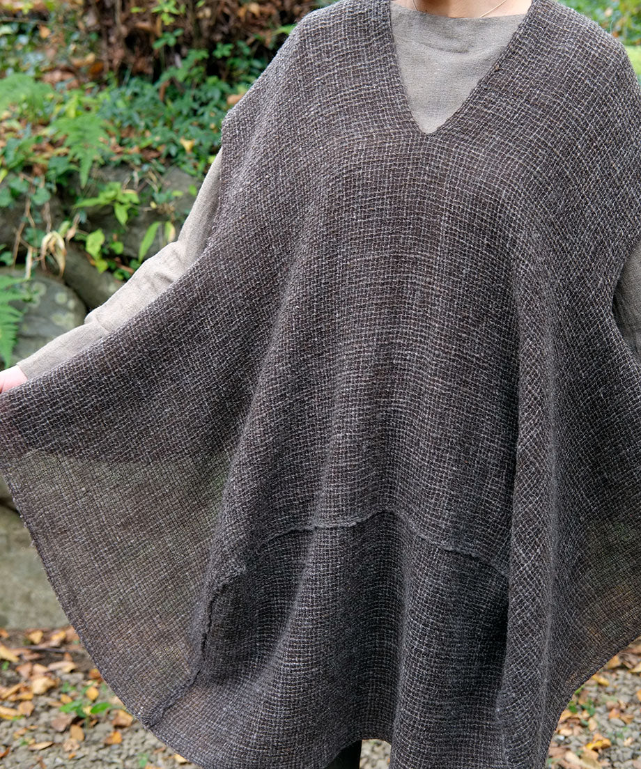 Fukufuku series | Three-holes cape, Himalayan wool, Charcoal, 5213C